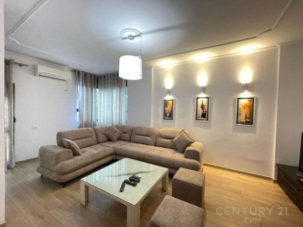 Tirane, jepet me qera apartament 1+1+Aneks+Ballkon Kati 3, 82 m² 850 € (qender)