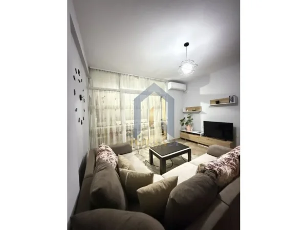 Tirane, jepet me qera apartament 1+1+Ballkon Kati 5, 65 m² 450 € (Loni Ligori)