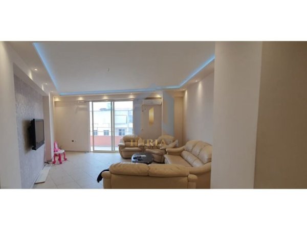 Tirane, jepet me qera apartament 2+1+Ballkon Kati 8, 127 m² 550 € 