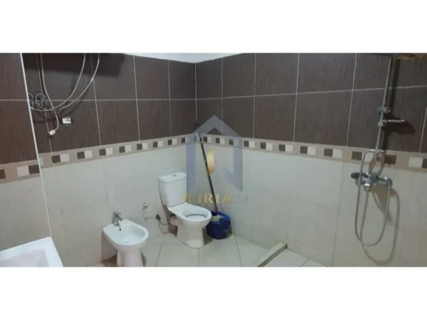 Tirane, jepet me qera apartament 2+1+Ballkon Kati 8, 127 m² 550 € 