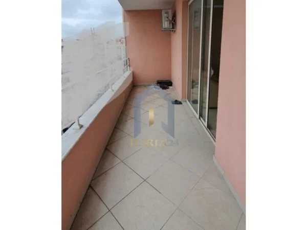 Tirane, jepet me qera apartament 2+1+Ballkon Kati 8, 127 m² 550 € 