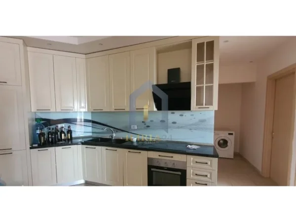 Tirane, jepet me qera apartament 2+1+Ballkon Kati 8, 127 m² 550 € 