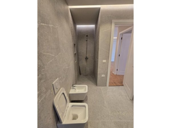 Tirane, jepet me qera apartament 2+1+Aneks+Ballkon Kati 4, 115 m² 2.300 € (Stadiumi Air Albania)