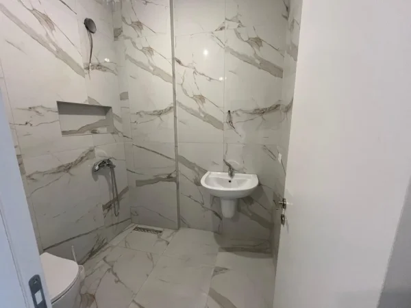 Tirane, jepet me qera apartament 2+1+Aneks+Ballkon Kati 1, 100 m² 750 € (Myslym Shyri)