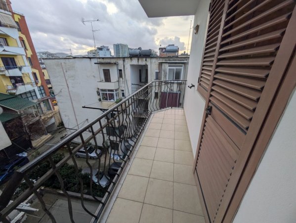 Tirane, Apartament 3+1 per qira Kati 5, 105 m² 550 € (Rruga Elbasanit)