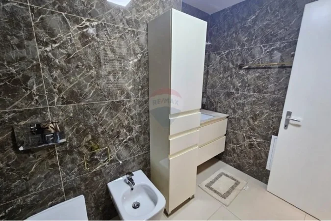 Tirane, jepet me qera apartament 2+1 Kati 2, 115 m² 1.200 € (Apartament 2+1 per qira tek Rruga e Kosovareve!)