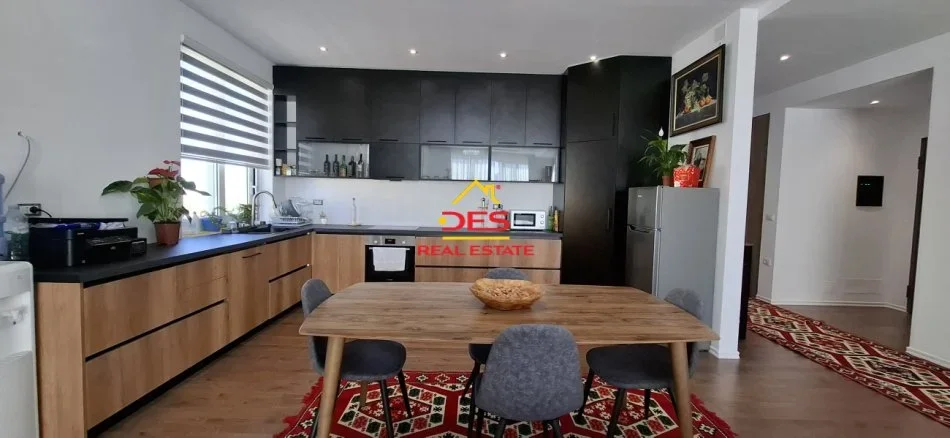 Vlore, shitet apartament 3+1+Ballkon Kati 5, 260 m² 780.000 € (Rruga Sazani , Vlorë)