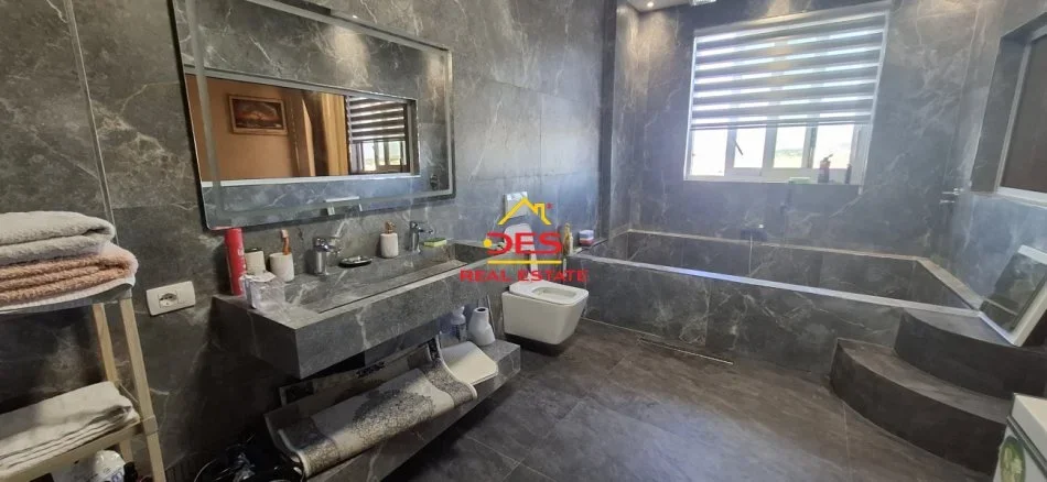 Vlore, shitet apartament 3+1+Ballkon Kati 5, 260 m² 780.000 € (Rruga Sazani , Vlorë)