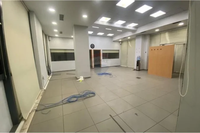 Tirane, shitet zyre Kati 1, 108 m² 330.000 € (SHITET AMBIENT PER ZYRA PRANE KRISTAL CENTER!)