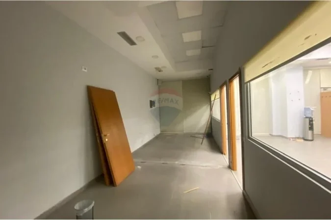 Tirane, shitet zyre Kati 1, 108 m² 330.000 € (SHITET AMBIENT PER ZYRA PRANE KRISTAL CENTER!)