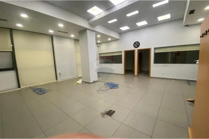 Tirane, shitet zyre Kati 1, 108 m² 330.000 € (SHITET AMBIENT PER ZYRA PRANE KRISTAL CENTER!)
