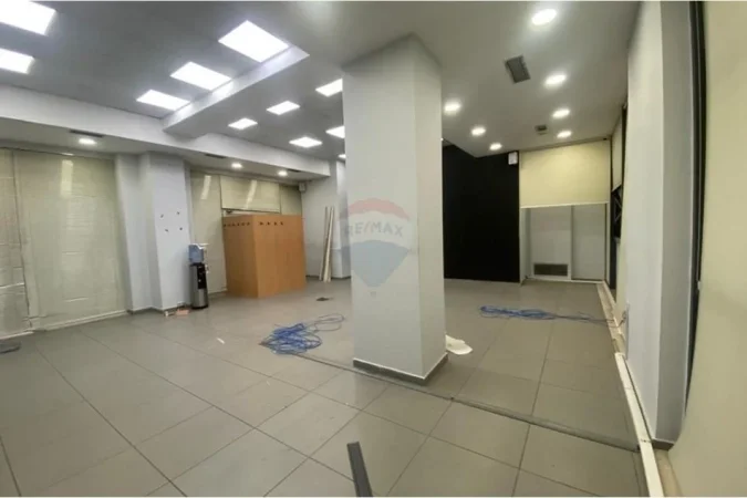 Tirane, shitet zyre Kati 1, 108 m² 330.000 € (SHITET AMBIENT PER ZYRA PRANE KRISTAL CENTER!)