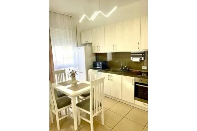 Tirane, jepet me qera apartament 1+1 Kati 3, 61 m² 550 € (Apartament 1+1 per qira tek ish Tregu Elektrik)