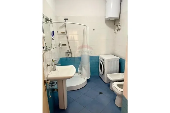 Tirane, jepet me qera apartament 1+1 Kati 3, 61 m² 550 € (Apartament 1+1 per qira tek ish Tregu Elektrik)
