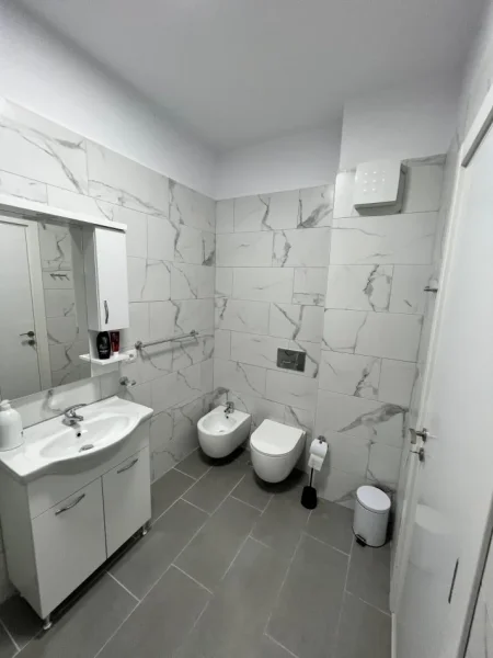 Tirane, jepet me qera apartament 1+1+Ballkon Kati 2, 71 m² 850 € (Rruga Kompleksi Kika 2)
