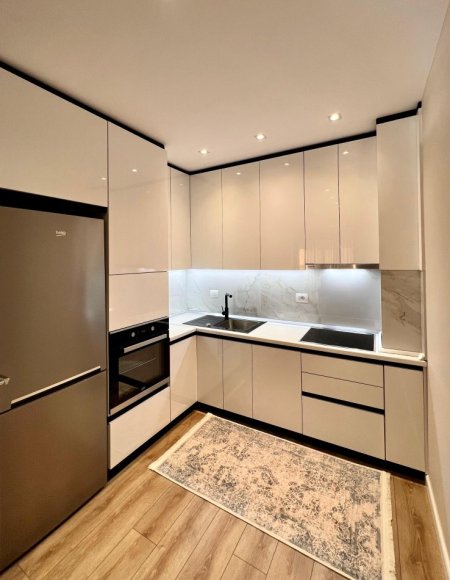 Tirane, jepet me qera apartament 1+1+Ballkon Kati 2, 71 m² 850 € (Rruga Kompleksi Kika 2)