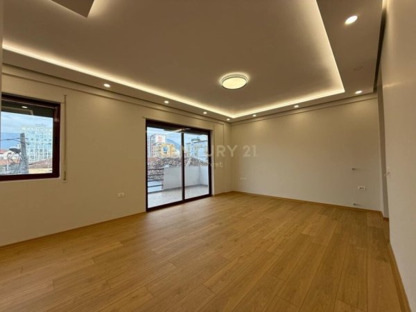 Tirane, shitet apartament 2+1+Ballkon Kati 1, 115 m² 260.000 € (qender)