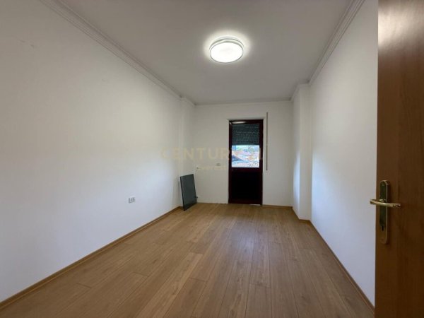 Tirane, shitet apartament 2+1+Ballkon Kati 1, 115 m² 260.000 € (qender)