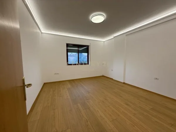 Tirane, shitet apartament 2+1+Ballkon Kati 1, 115 m² 260.000 € (qender)
