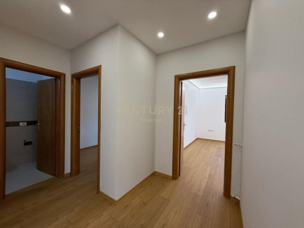 Tirane, shitet apartament 2+1+Ballkon Kati 1, 115 m² 260.000 € (qender)
