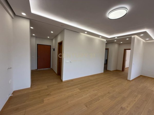 Tirane, shitet apartament 2+1+Ballkon Kati 1, 115 m² 260.000 € (qender)