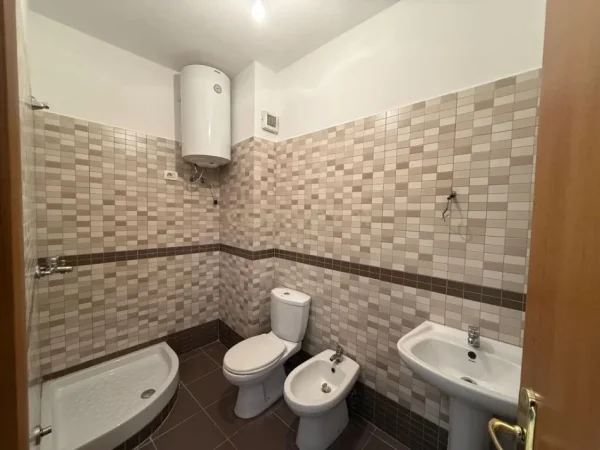 Tirane, shitet apartament 2+1+Ballkon Kati 1, 115 m² 260.000 € (qender)