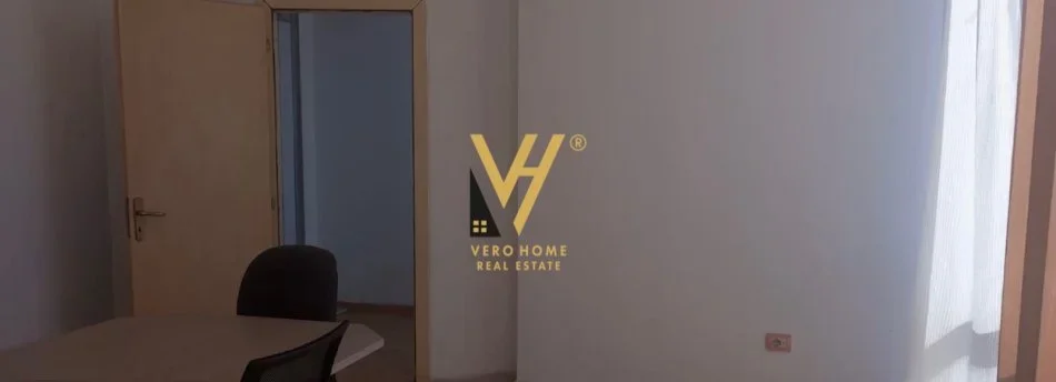 Tirane, jepet me qera ambjent biznesi Kati 2, 40 m² 360 € (XHAMLLIK)