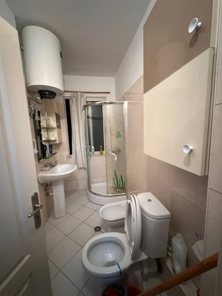 Tirane, jepet me qera apartament 1+1 Kati 4, 70 m² 450 € (Teodor keko)