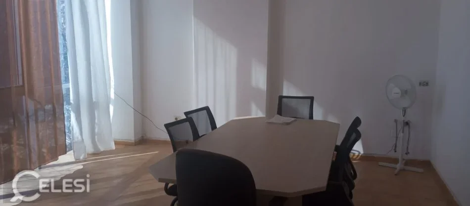 Tirane, jepet me qera zyre Kati 1, 42 m² 360 € (XHAMLLIK)