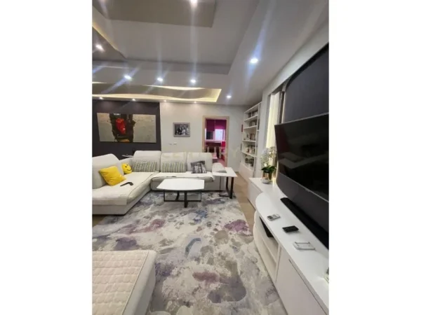Tirane, shitet apartament 3+1+Ballkon Kati 1, 136 m² 259.000 € (Xhamllik Ish profarma)