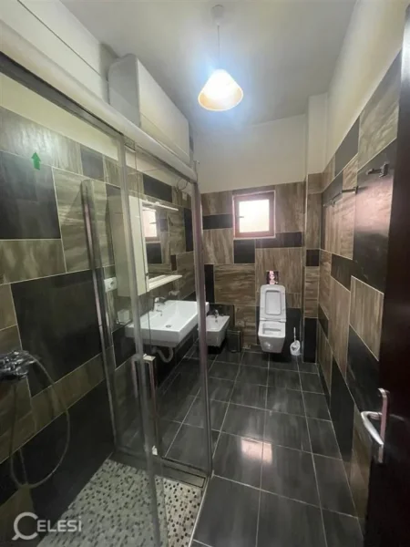 Tirane, jepet me qera Vile 3+1+Ballkon Kati 2, 164 m² 1.350 € (JORDAN MISJA)