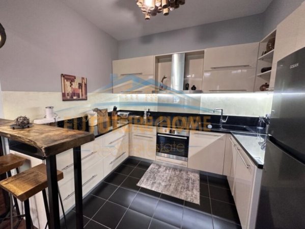 Tirane, shitet apartament 2+1+Aneks+Ballkon Kati 1, 94 m² 185.000 € (kopshti zoologjik)