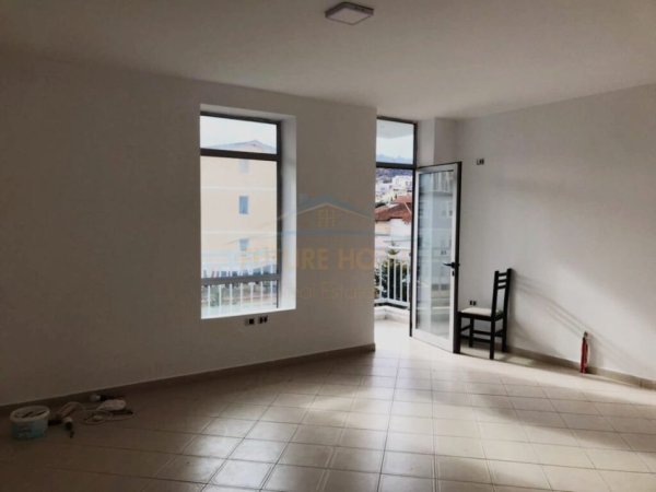 Tirane, shitet apartament 2+1+Aneks+Ballkon Kati 3, 94 m² 180.000 € (Rruga Ibrahim Dervishi)