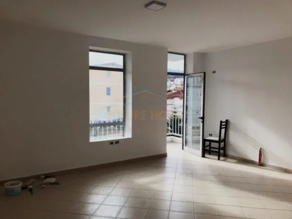 Tirane, shitet apartament 2+1+Aneks+Ballkon Kati 3, 94 m² 180.000 € (Rruga Ibrahim Dervishi)