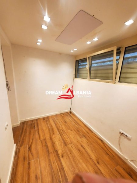 Tirane, jepet me qera apartament 2+1+Ballkon Kati 1, 70 m² 600 € (Ne zonen e Medresese, prane klinikes Greke)