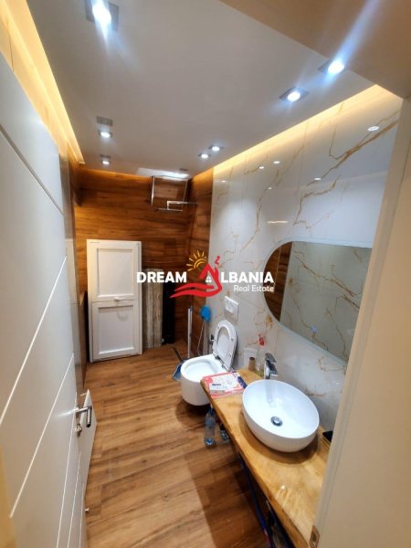 Tirane, jepet me qera apartament 2+1+Ballkon Kati 1, 70 m² 600 € (Ne zonen e Medresese, prane klinikes Greke)