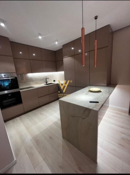 Tirane, jepet me qera apartament 2+1+Ballkon Kati 9, 120 m² 1.800 € (BLLOKU)