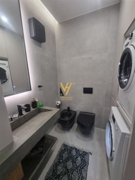 Tirane, jepet me qera apartament 2+1+Ballkon Kati 9, 120 m² 1.800 € (BLLOKU)