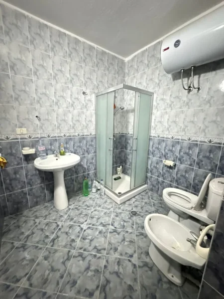 Durres, jepet me qera apartament 3+1+Aneks+Ballkon Kati 3, 150 m² 500 € (Markata, Durres)