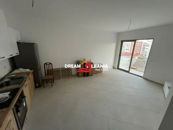 Tirane, jepet me qera apartament 1+1+Ballkon Kati 3, 500 € (Tek Fusha Aviacionit prane “Bar Kafe Agron”)