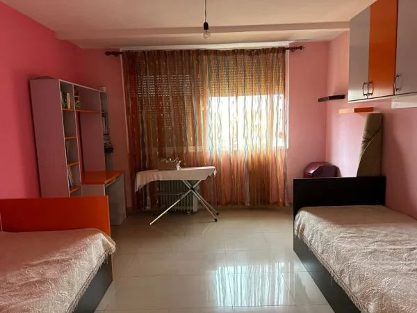 Tirane, jepet me qera apartament 2+1+Aneks+Ballkon Kati 5, 85 m² 600 € (rruga e kavajes)