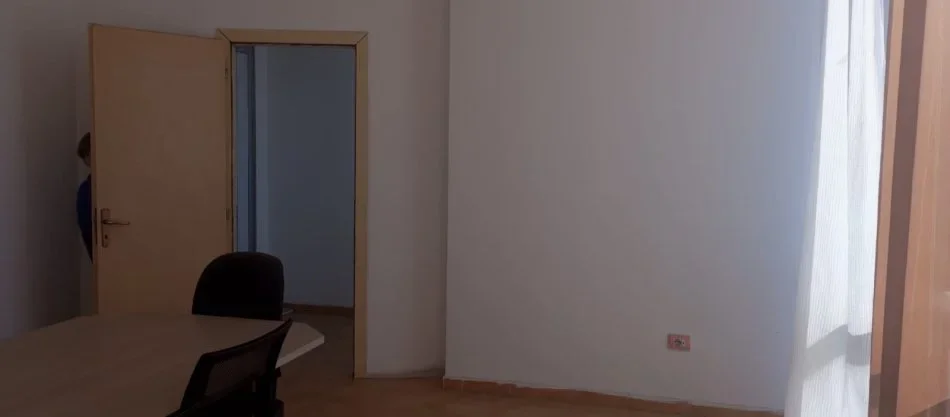 Tirane, jepet me qera ambjent biznesi Kati 2, 360 m² 361 € (Xhamllik)