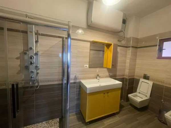 Tirane, jepet me qera Vile 3 Katshe , 500 m² 1.350 € (rruga jordan misja)