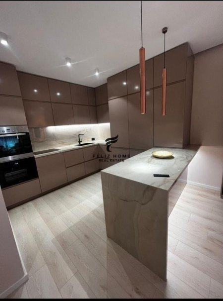 Tirane, jepet me qera apartament 2+1+Ballkon Kati 9, 120 m² 1.800 € (LIQENI ARTIFICIAL)