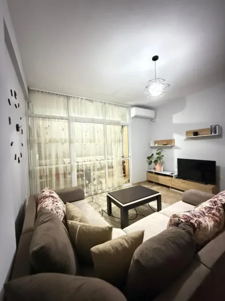 Tirane, jepet me qera apartament 1+1+Ballkon Kati 4, 65 m² 450 € 