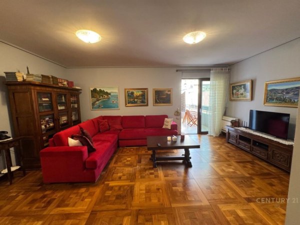 Tirane, jepet me qera apartament 2+1+Aneks+Ballkon Kati 5, 150 m² 1.500 € (Bllok)