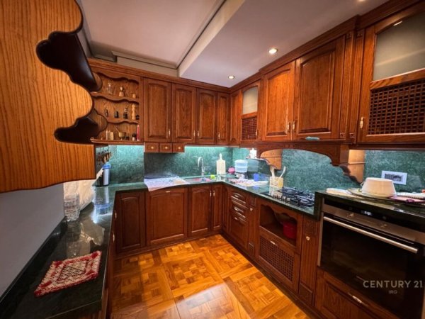 Tirane, jepet me qera apartament 2+1+Aneks+Ballkon Kati 5, 150 m² 1.500 € (Bllok)