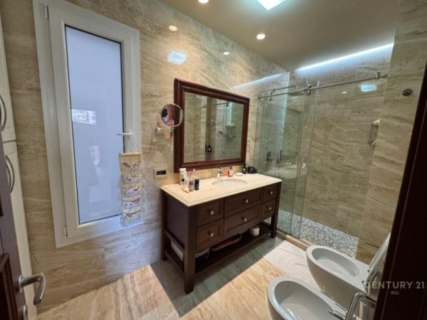 Tirane, jepet me qera apartament 2+1+Aneks+Ballkon Kati 5, 150 m² 1.500 € (Bllok)