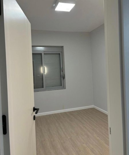 Tirane, jepet me qera zyre Kati 1, 65 m² 700 € (bllok)