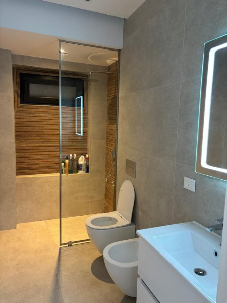 Tirane, jepet me qera zyre Kati 1, 65 m² 700 € (bllok)
